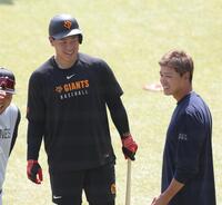 　山口（右）と話す岡本（撮影・西岡正）