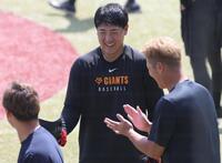 　ロッテナインと談笑する岡本（中央）＝撮影・西岡正