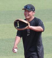 　三塁でノックを受ける岡本（撮影・西岡正）