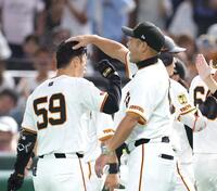 　サヨナラ打を放った若林（左）を笑顔で迎える阿部監督（撮影・吉澤敬太）