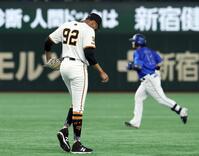 　９回、宮崎に同点ソロを浴びたマルティネス