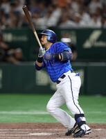 　９回、左越えに同点ソロをたたき込む宮崎（撮影・吉澤敬太）