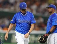 　６回、先発・石田裕から投手交代を行い、うつむきながらベンチで戻る三浦監督（撮影・吉澤敬太）