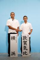 　対戦が決まった横浜の阿部葉太主将（左）と敦賀気比の岡部飛雄馬主将（代表撮影）