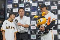 　試合後、少年からインタビューを受けにやける若林（撮影・吉澤敬太）