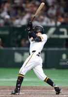 　９回、中越えにサヨナラ打を放つ若林（撮影・吉澤敬太）