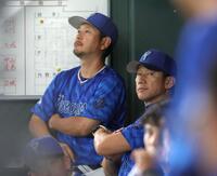 　試合を見つめる三浦監督（右）＝撮影・吉澤敬太