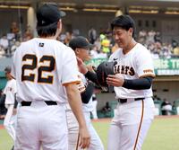 　１回、先制二塁打を放ち、ナインに祝福される岡本（右）＝撮影・西岡正
