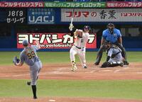 　４回、村上が先制の右前適時打を放つ（投手・ビーズリー）＝撮影・堀内翔