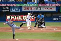 　２回、村上が中前打を放つ（投手・ビーズリー）＝撮影・堀内翔