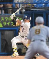 　４回、右線へ先制適時打を放つ村上（撮影・伊藤笙子）