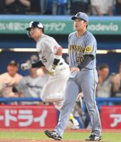 　５回、村上（奥）に２ランを浴びた門別（撮影・伊藤笙子）