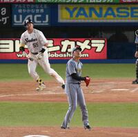 　５回、村上（後方）に２ランを浴びる門別（撮影・堀内翔