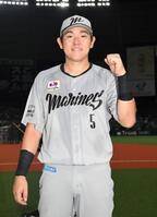 　お立ち台で笑顔を見せる安田（撮影・佐藤厚）