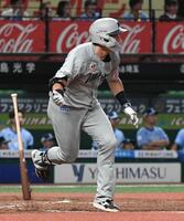 　９回、安田は中前に決勝適時打を放つ（撮影・佐藤厚）