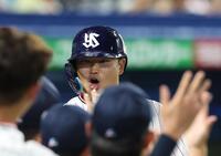 　５回、中越えに２ランを放ちベンチ前でナインに出迎えられる村上（撮影・佐々木彰尚）