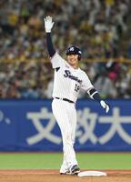 　５回、二塁打を放ち喜ぶ奥川（撮影・佐々木彰尚）