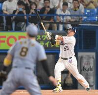 　５回、中越え２ランを放つ村上（撮影・伊藤笙子）