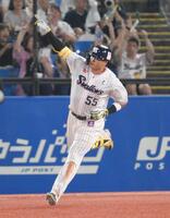 　５回、中越え２ランを放ち、ライトスタンドを指さす村上（撮影・伊藤笙子）