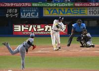 　５回、村上が中越えに２ランを放つ（投手・門別）＝撮影・堀内翔