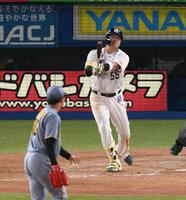 　５回、村上が中越えに２ランを放つ（投手・門別）＝撮影・堀内翔