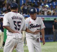 　村上をたたこうとする高津監督（撮影・佐々木彰尚）