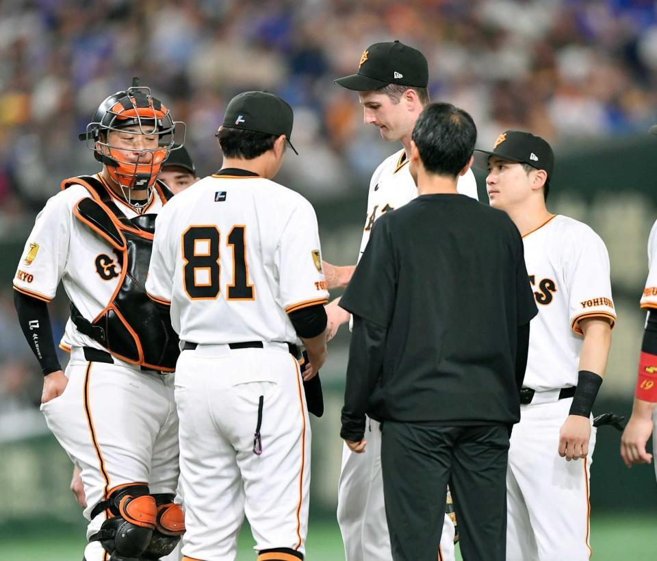 　１回、マウンドで肩を落とすグリフィン（中央）