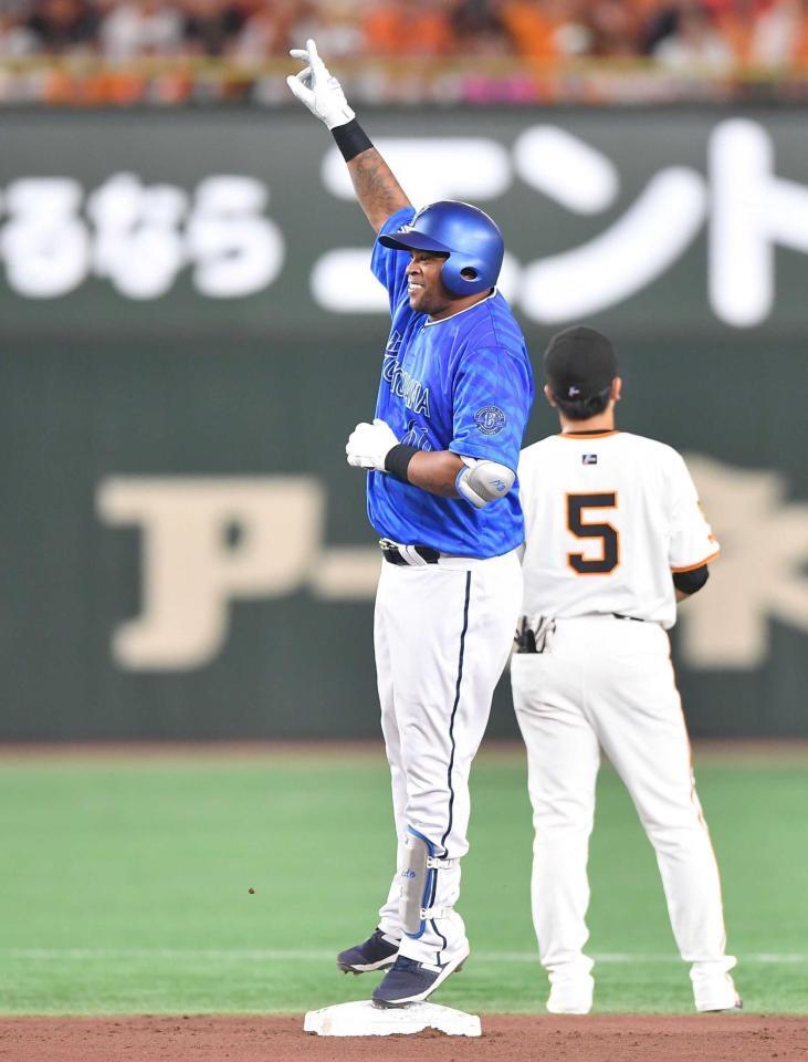 　１回、適時二塁打を放ち、ジャンプしてポーズを決めるビシエド（撮影・開出牧）