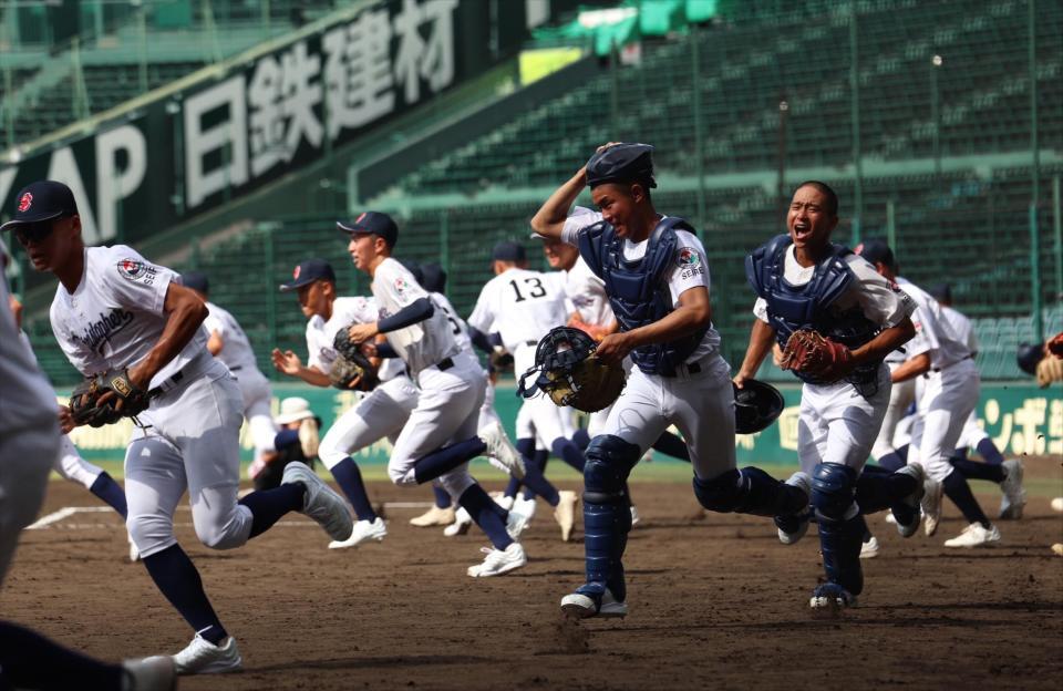 　練習が始まり駆け出す聖隷クリストファー（撮影・中田匡峻）