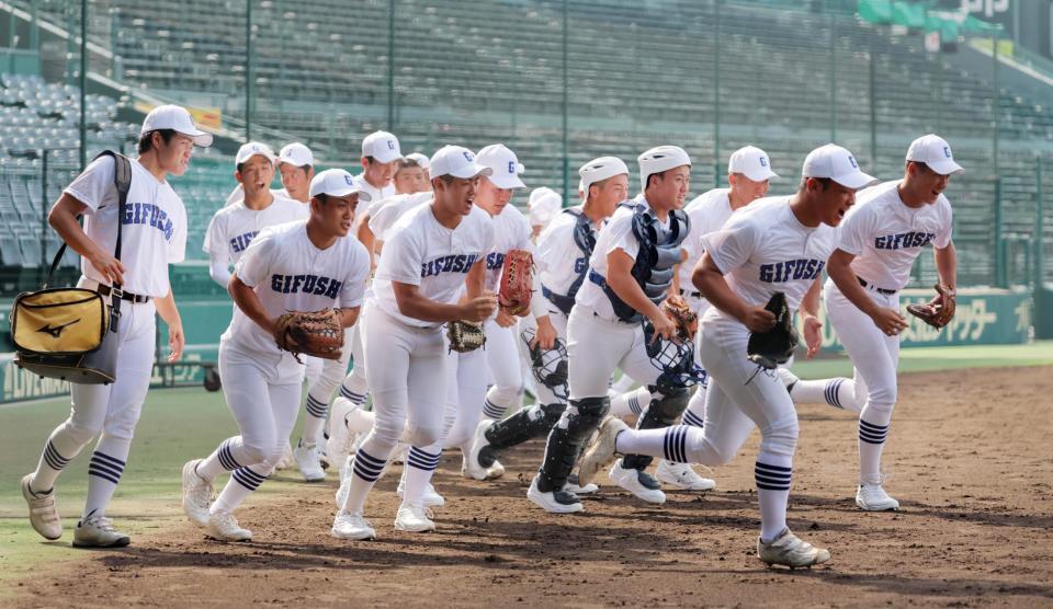 　グラウンドに駆けだす県岐阜商ナイン