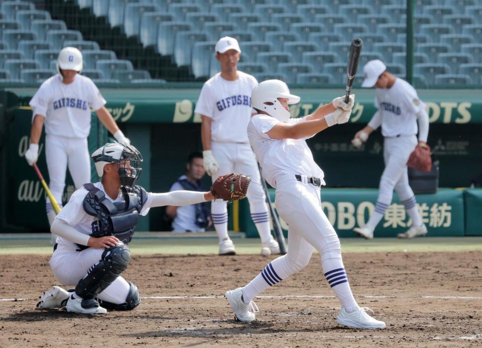 　打撃練習する県岐阜商ナイン