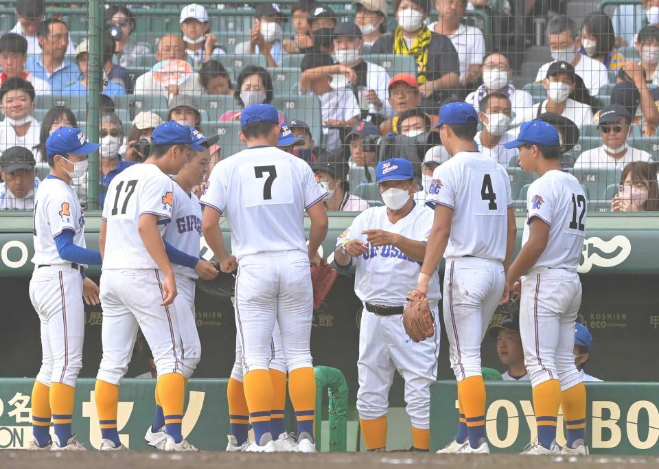 　４点を失った２回終了後、ナインを集める県岐阜商・鍛治舎巧監督（右から３人目）＝２０２２年８月