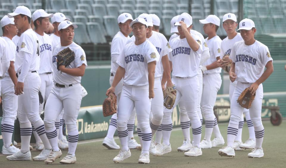 　白い帽子をかぶって練習に臨む県岐阜商ナイン（撮影・中田匡峻）