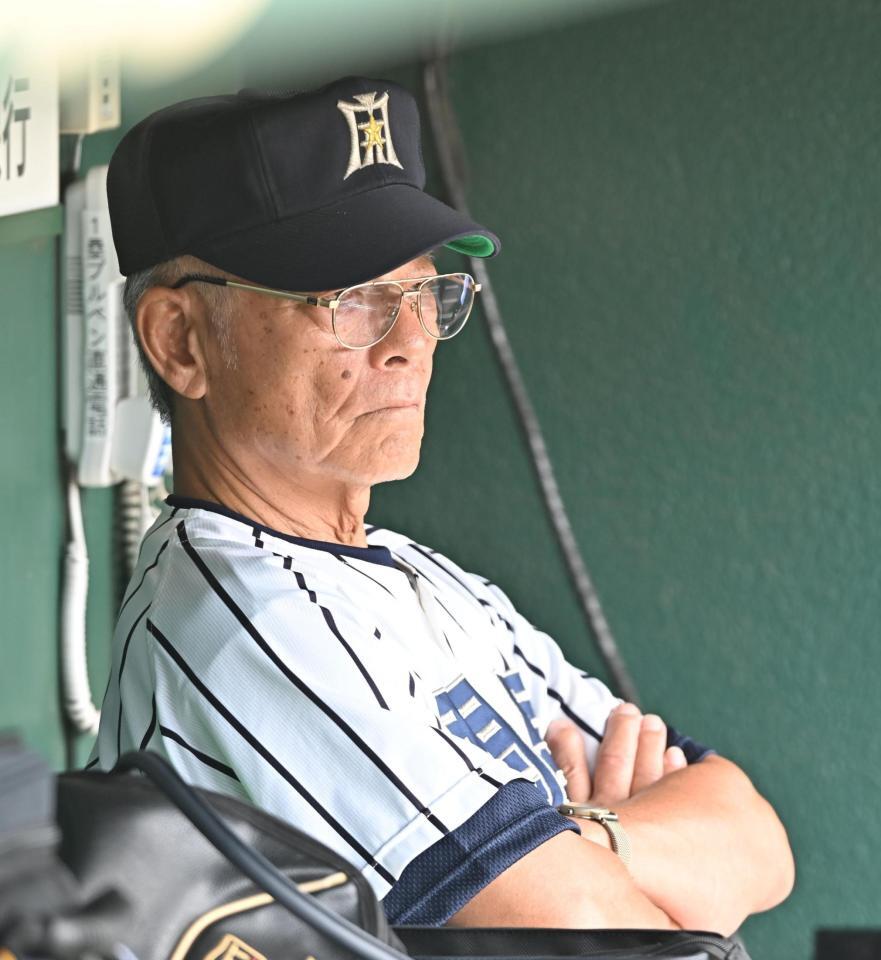 　練習を見る開星・野々村直通監督＝１日