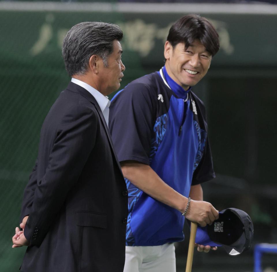 　工藤公康氏（左）と話す三浦監督（撮影・吉澤敬太）