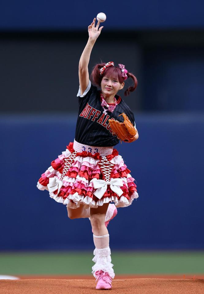 　始球式を務めるしなこ（撮影・山口登）