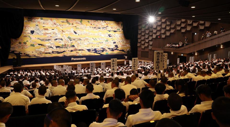 　抽選会を待つ選手たち（撮影・中田匡峻）