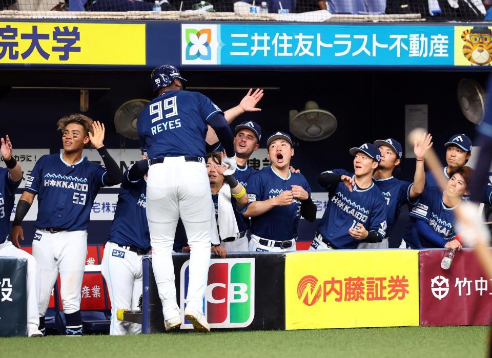 　４回、２ランを放ったレイエスを迎える日本ハムナイン（撮影・山口登）