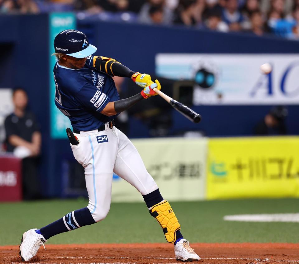 　３回、右中間に二塁打を放つ水谷（撮影・山口登）