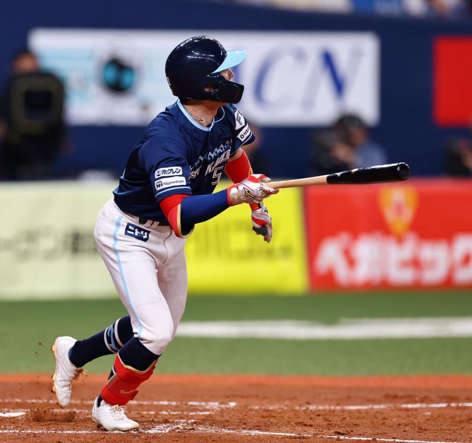 　３回、中前に先制適時打を放つ五十幡（撮影・山口登）