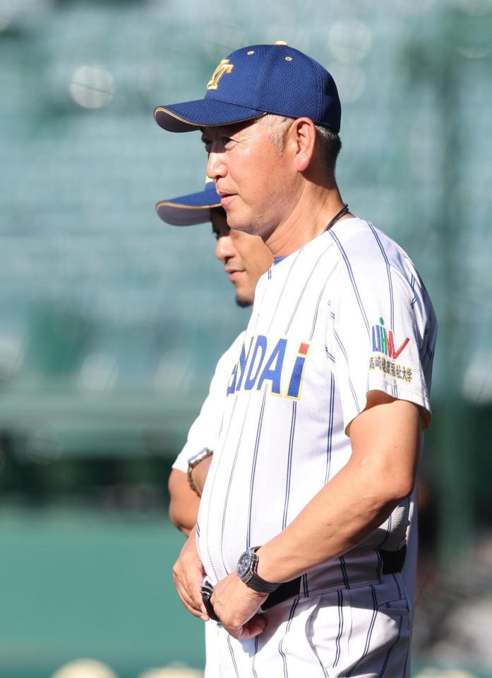 　練習を見つめる健大高崎・青柳博文監督（撮影・中田匡峻）