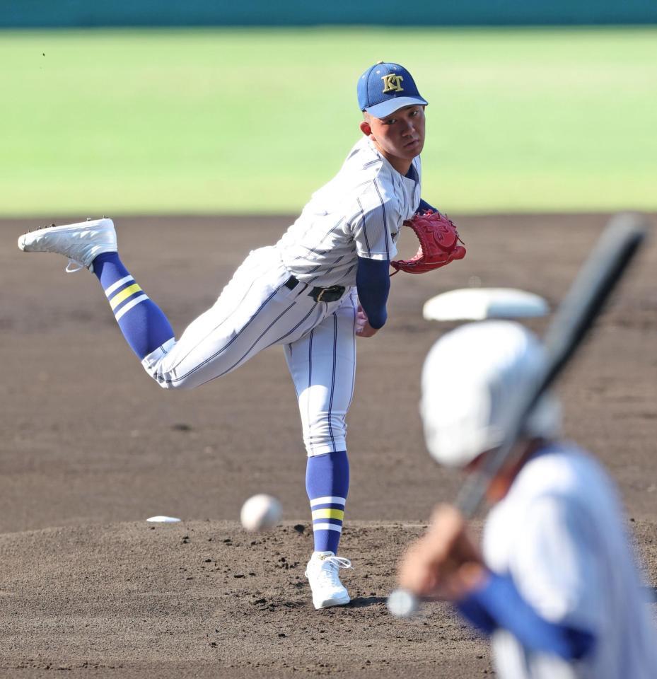 　打者を立たせて、マウンドから投球練習をする健大高崎・石垣元気（撮影・中田匡峻）