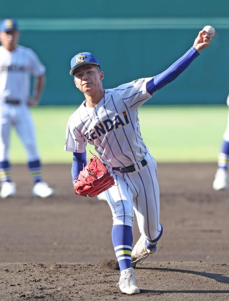 　投球練習をする健大高崎・佐藤龍月（撮影・中田匡峻）