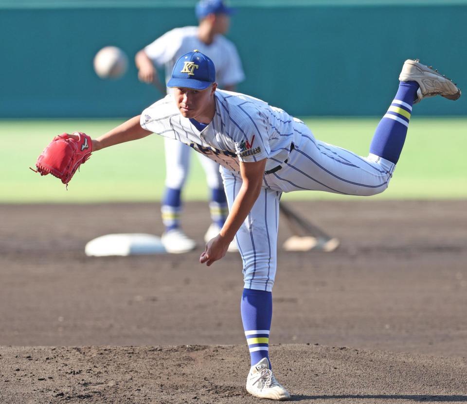 　投球練習をする下重賢慎（撮影・中田匡峻）