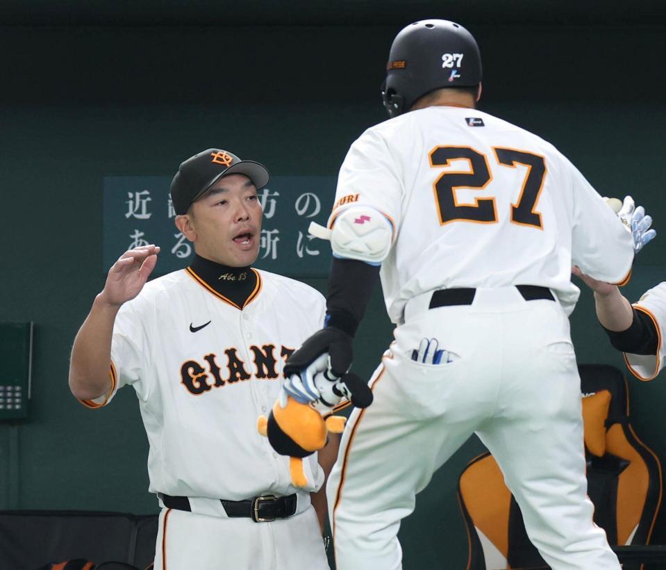 　２回、同点ソロを放った岸田（右）を迎える阿部監督（撮影・吉澤敬太）