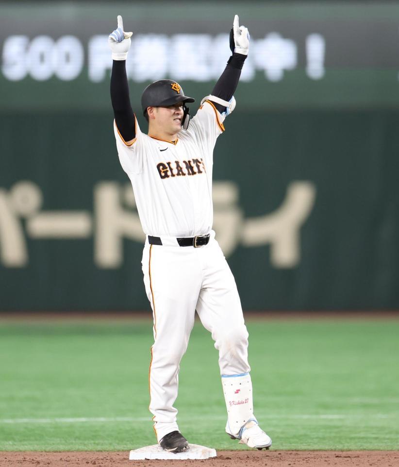 　６回、右中間に逆転２点二塁打を放ち、喜ぶ岸田（撮影・吉澤敬太）