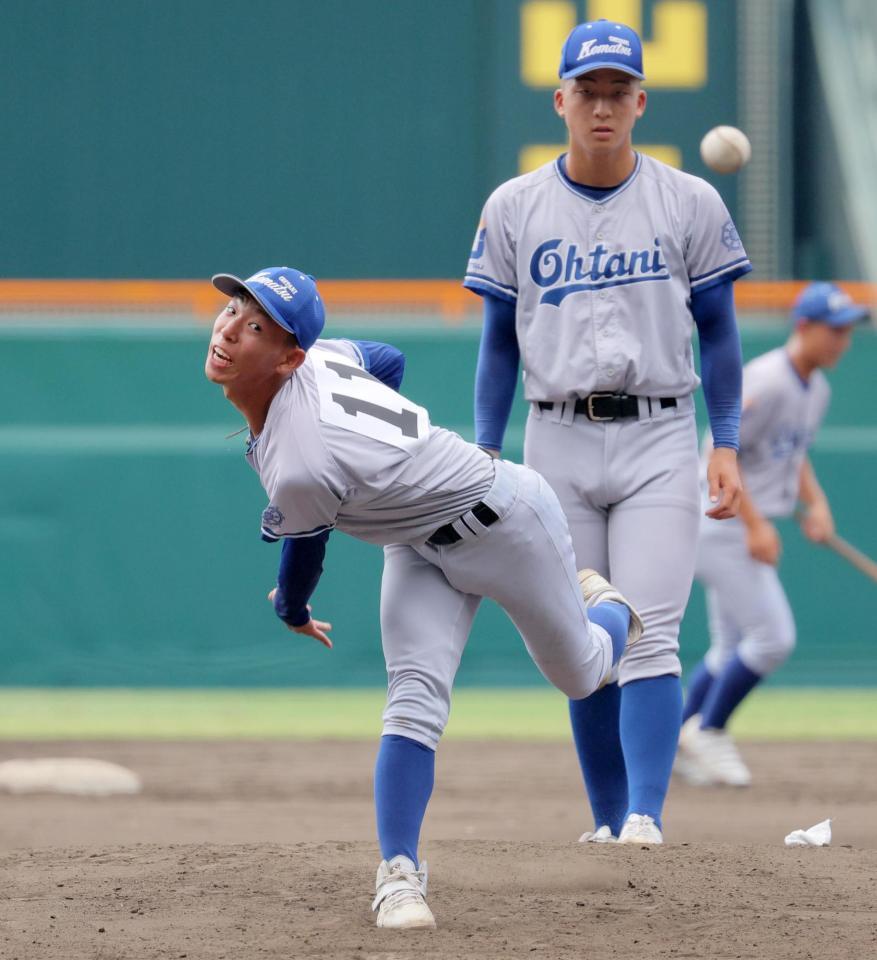 　投球練習する小松大谷・中田凛