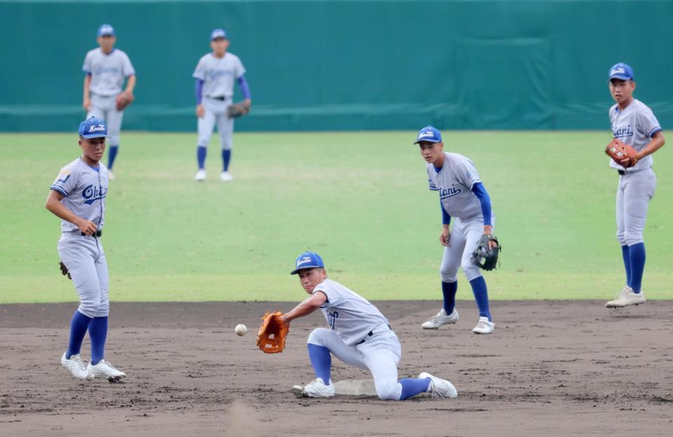 　守備練習する小松大谷ナイン