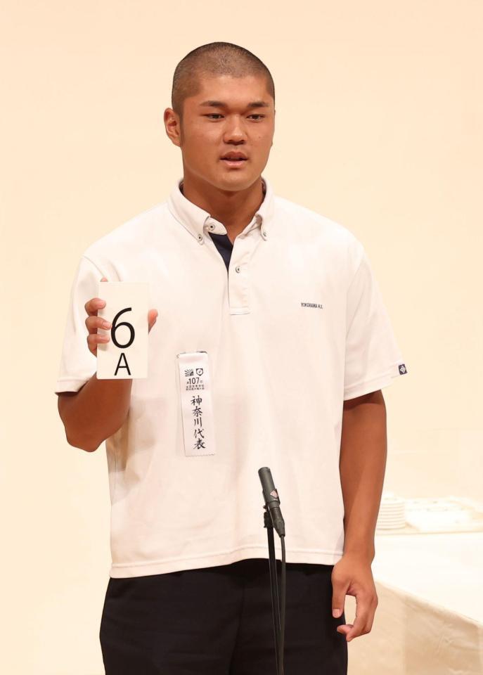 　６Ａを引いた横浜・阿部葉太主将（撮影・中田匡峻）