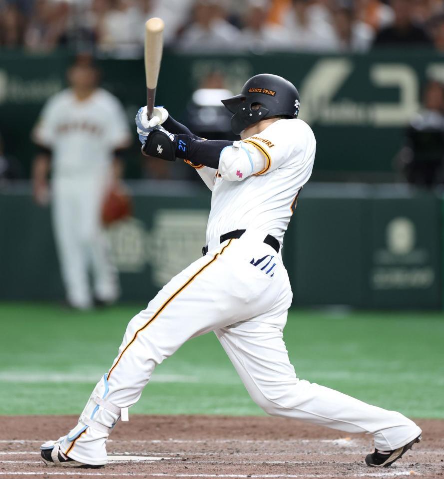 　６回、右中間に逆転２点二塁打を放つ岸田（撮影・吉澤敬太）